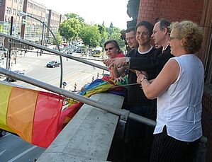 Flagge zeigen gegen Diskriminierung von Schwulen und Lesben